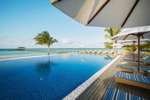 Pool mit Blick aufs Meer