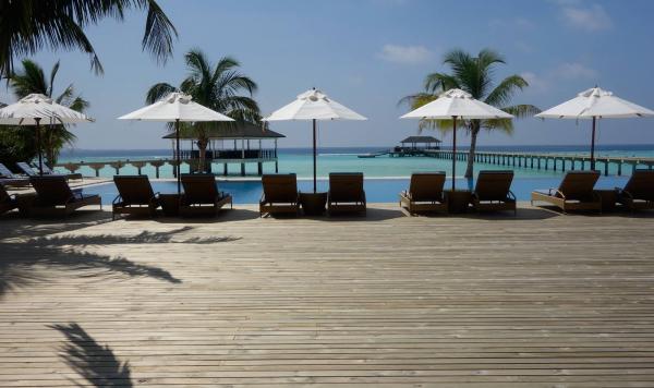 Pool mit Blick aufs Meer