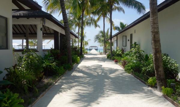 Weg durch die Clubanlage