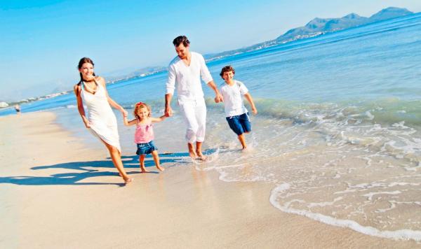 Strandspaziergang mit der Familie