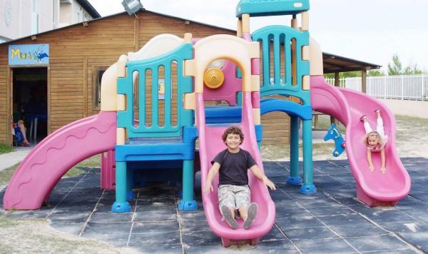 Spielplatz mit Rutschen