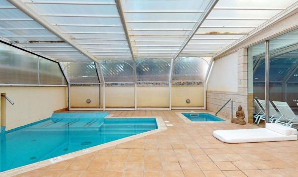 Indoor Pool Wellnessbereich