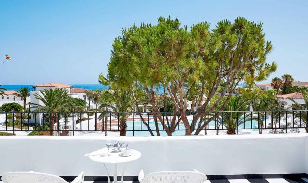 Terasse mit Blick auf den Pool