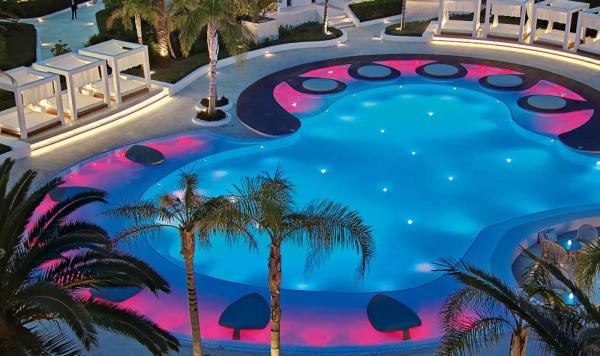 Tolle Poollandschaft am Abend