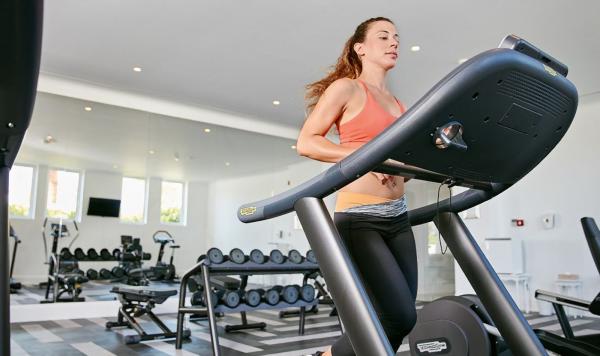 Fit bleiben im Fitnessraum
