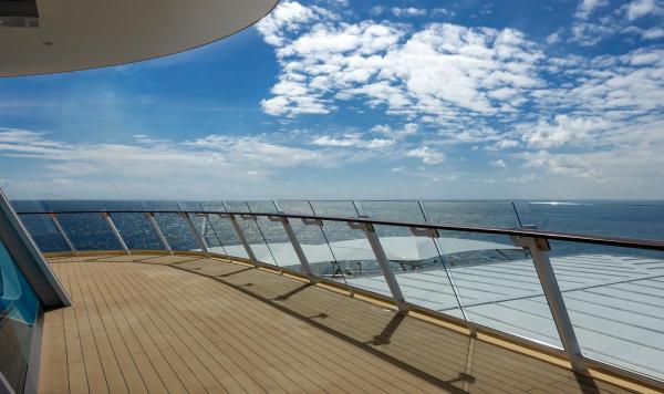 Blick über das Schiff auf das Meer
