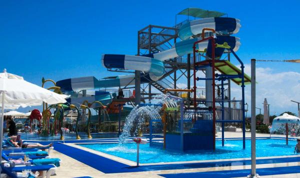 Große Wasserrutsche