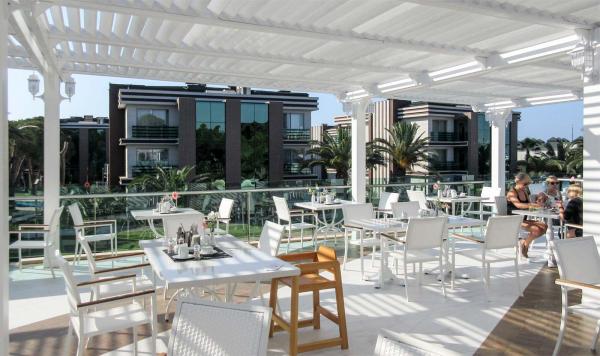 Weiß bestuhlte Terrasse