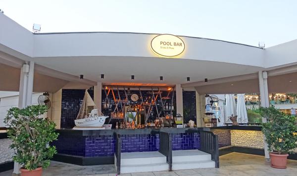 Poolbar im Magic Life Masmavi