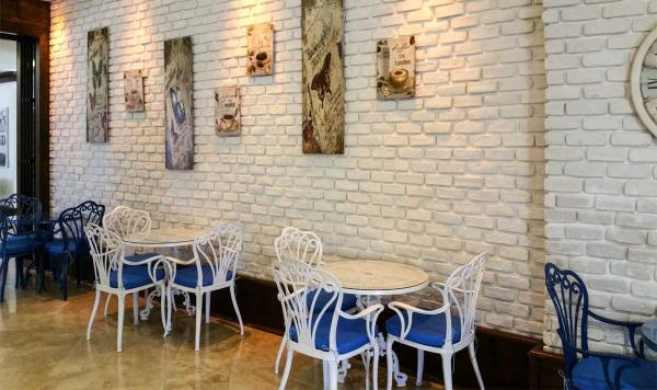 Filigrane Tische und Stühle