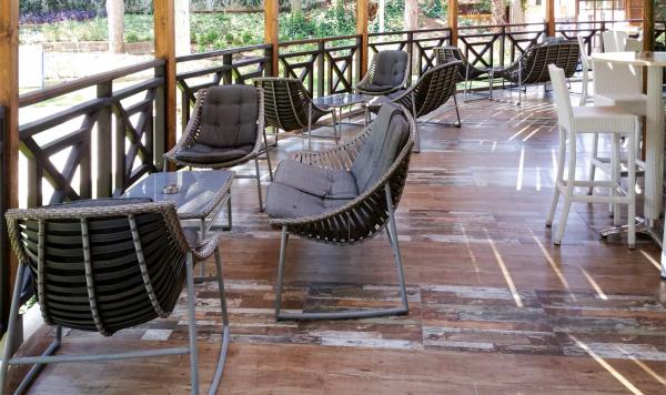 Terrasse mit Sitzgelegenheiten