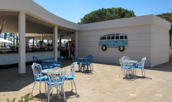 Offene Bar mit Sitzmöglichkeiten