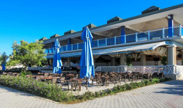 Hotelgebäude mit Terrasse