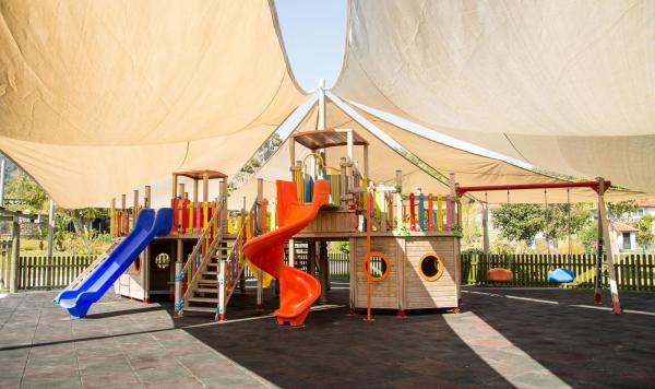 Kinderspielplatz mit Sonnenschutz