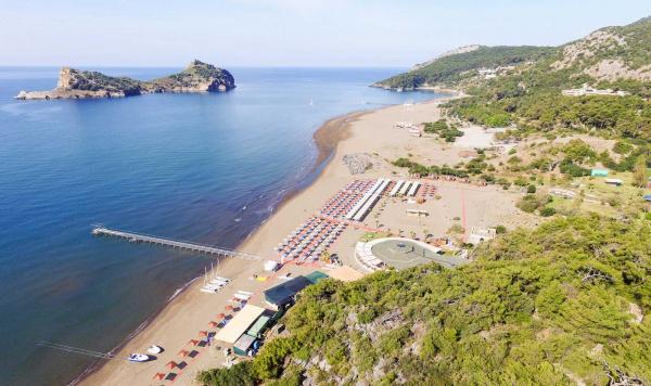 Langer Sandstrand und grüne Natur