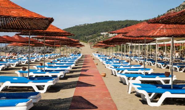 Sonnenliegen und Schirme am Strand