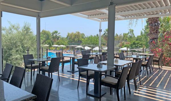 Restaurant mit Blick auf den Pool