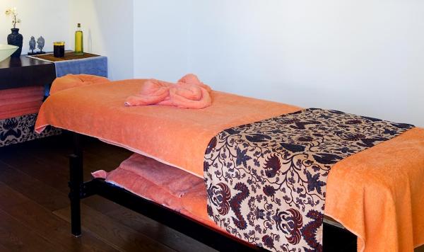 Liebevoll hergerichteter Massagetisch