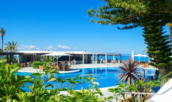 Blick über den Pool auf die Bar