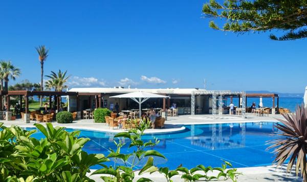 Blick über den Pool auf die Bar