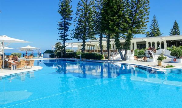 Blauer Pool in der Gartenanlage