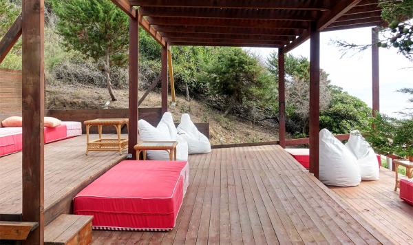 In die Gartenanlage eingebetteter Lounge-Bereich