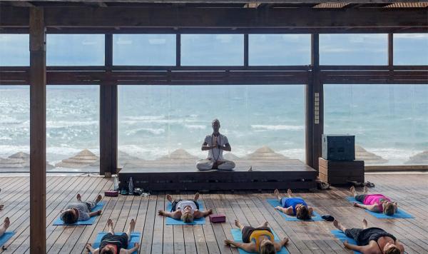 Yoga mit Blick auf das Meer
