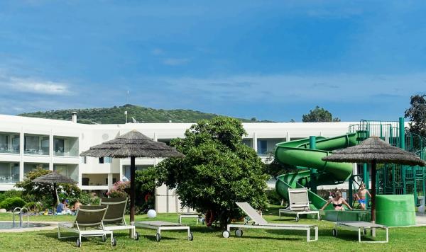 Liegewiese und Hotelgebäude