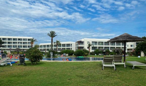 Blick auf den Pool und das Hotelgebäude