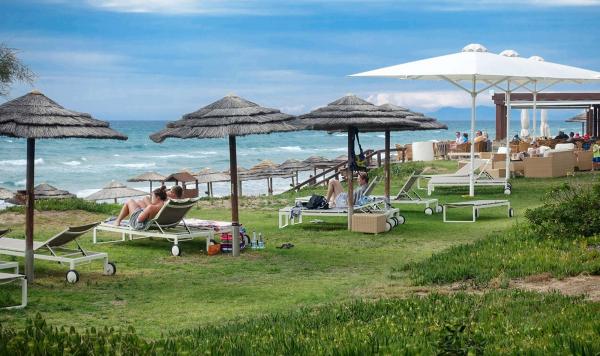 Liegewiese mit Blick auf das Meer