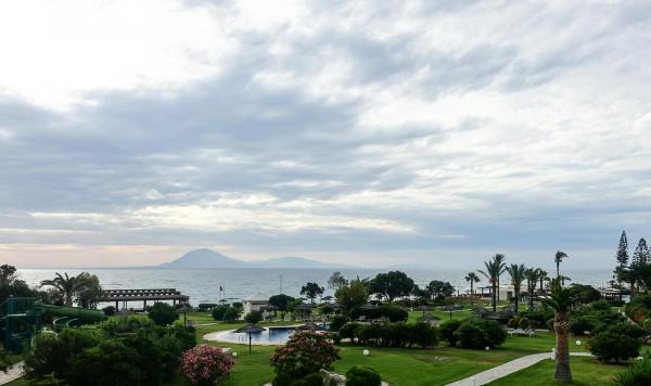 Weitläufiger Blick über die Gartenanlage