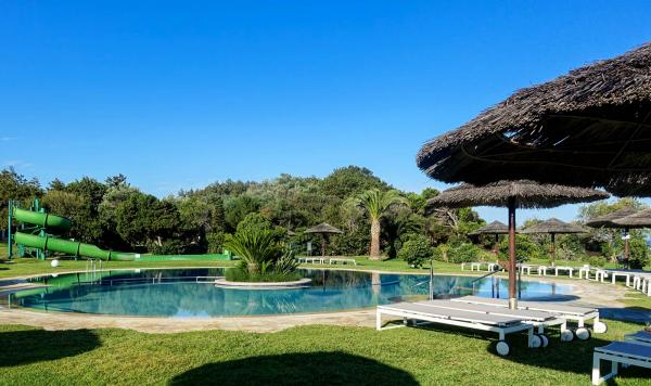 Begrünter Pool mit Liegewiese