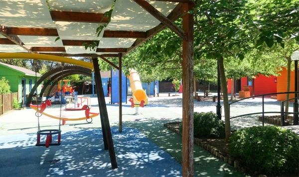 Bunter Kinderspielplatz