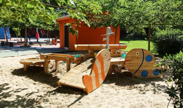 Liebevoll gestaltete Spielgeräte