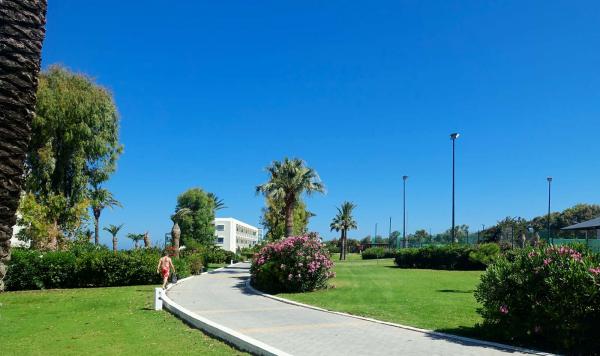 Weg durch die Gartenanlage