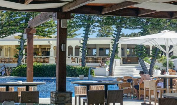 Blick von der Bar auf den Pool