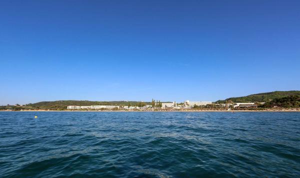 Blick vom Meer auf die Anlage