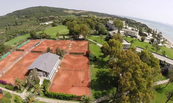 Blick auf den Tennisplatz im Robinson Club