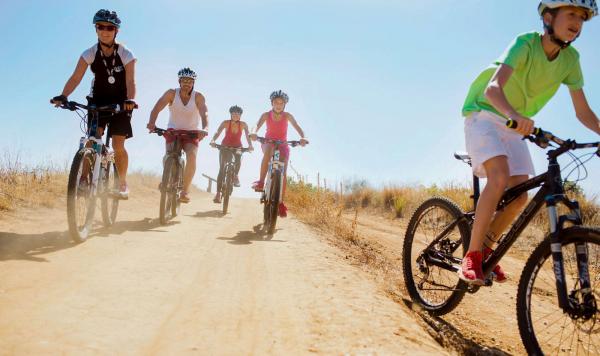 Radfahrende Jugendliche auf trockener Straße