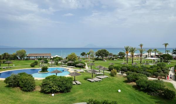 Blick über die Gartenanlage und den Pool