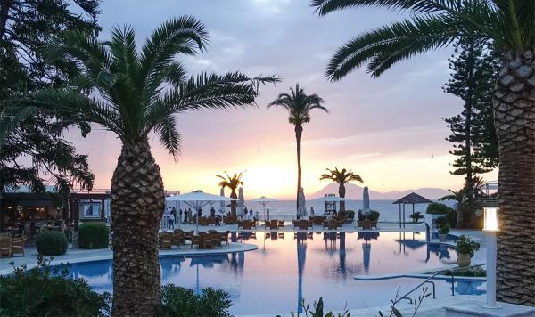 Die Poollandschaft im Abendlicht