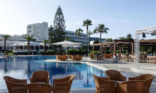 Blick über den Pool am Hauptgebäude