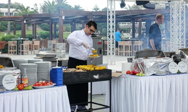 Koch beim Outdoorbuffet