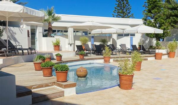 Gartenanlage mit Brunnen und Kübelpflanzen