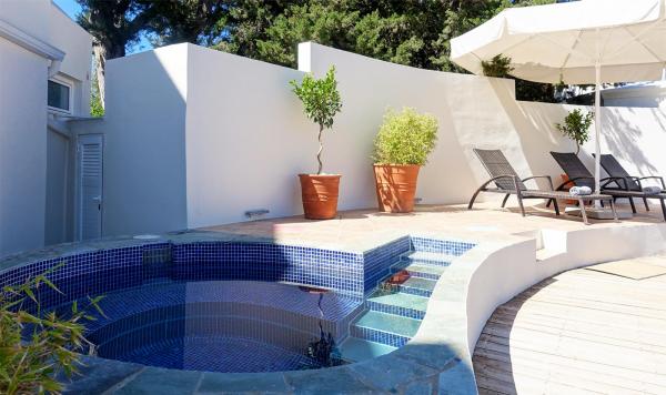 Kleiner Pool mit Liegebereich