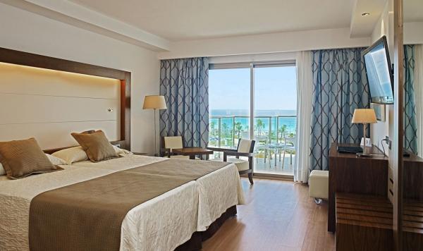 Wohnbeispiel mit Bett und Balkon