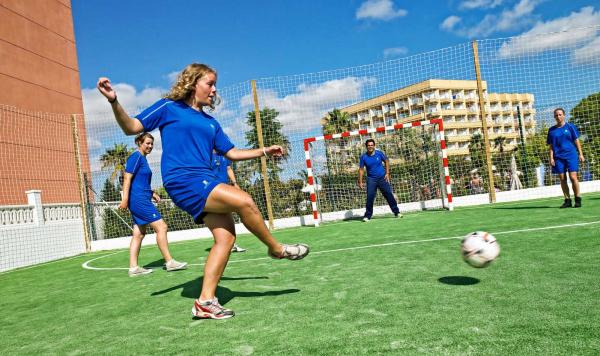 Gruppe jugendliche, die gemeinsam Fußball spielt
