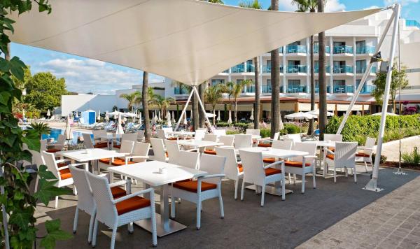 Überdachte Terasse mit Blick auf das Hotelgebäude