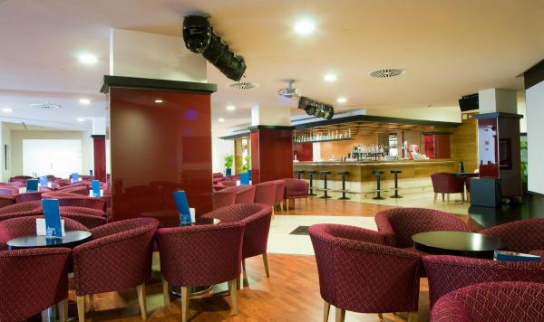 Sitzgruppen an der Hotelbar