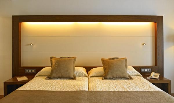 Doppelbett in einem Zimmer